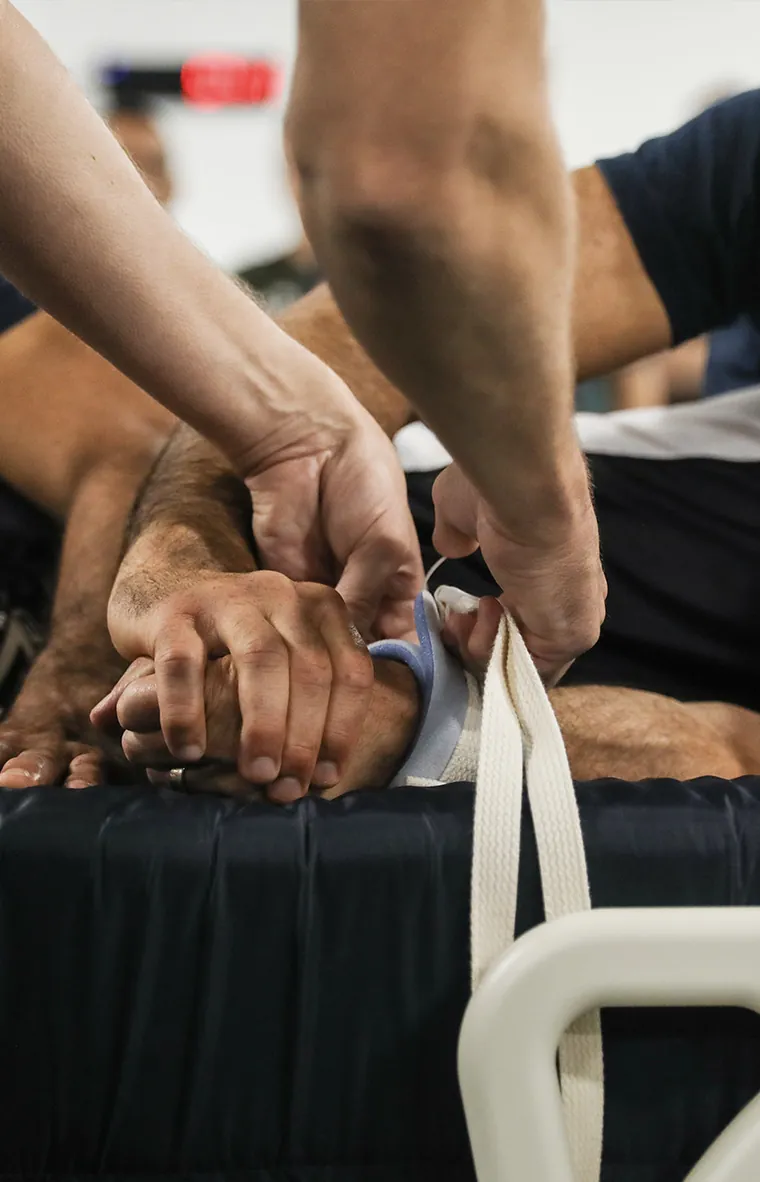 Situazione di addestramento controllata in cui una squadra organizza un trasferimento controllato su un letto o una barella.