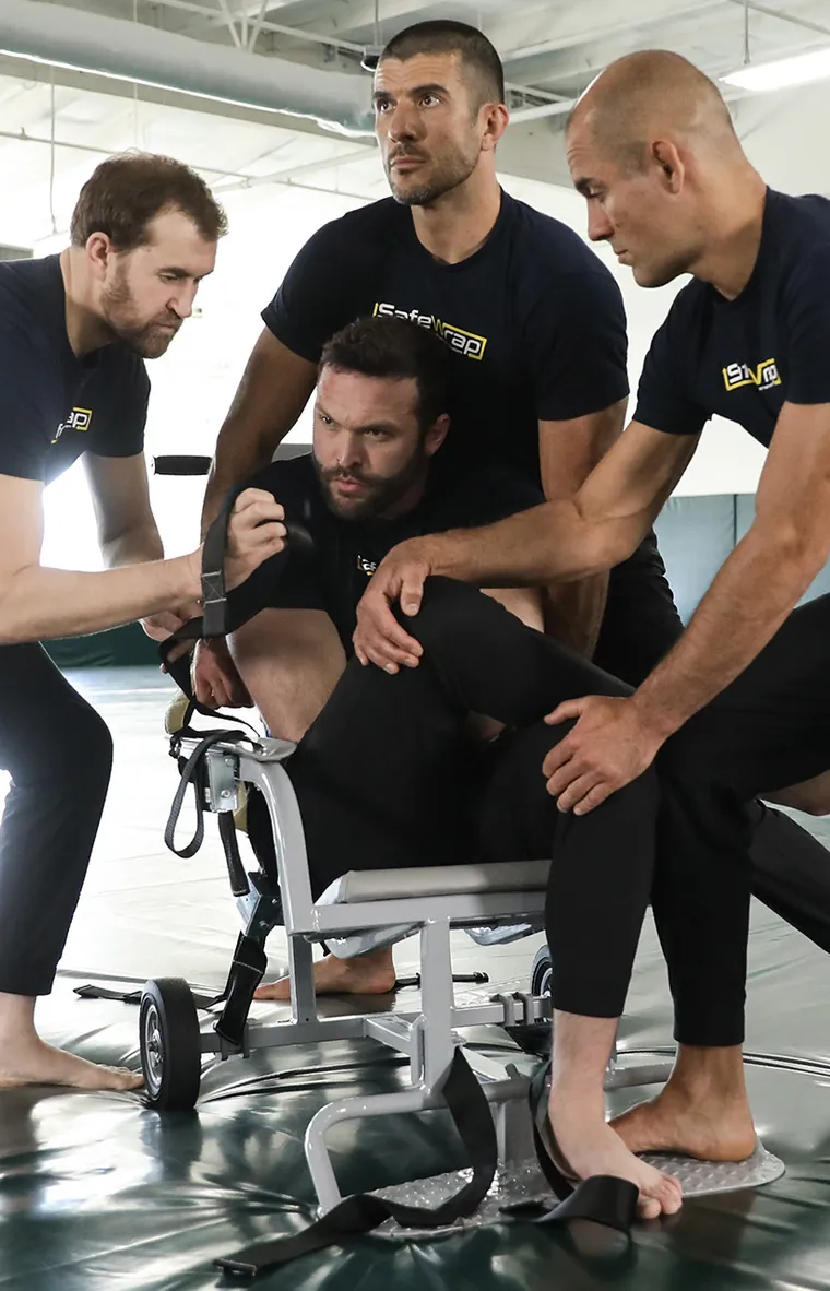 Situazione di formazione controllata in cui un team organizza un passaggio controllato a una sedia di immobilizzazione.