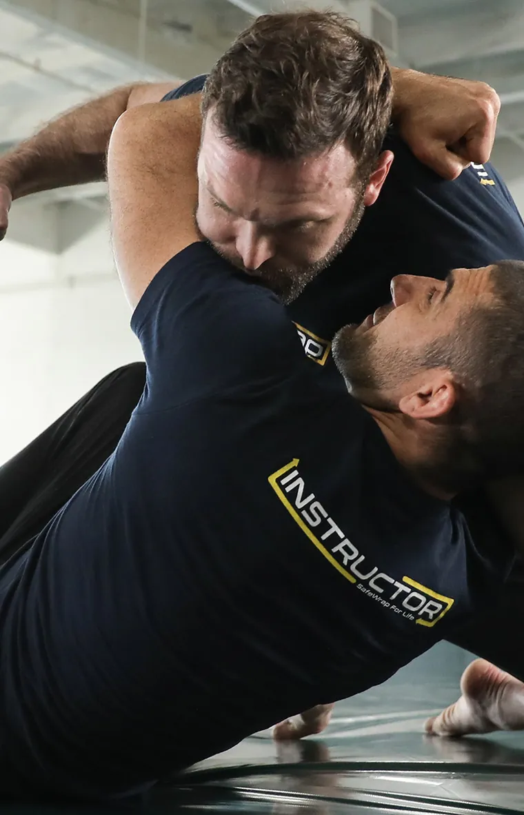 Situazione di addestramento controllata in cui un professionista si difende da solo, guadagnando distanza e tempo.