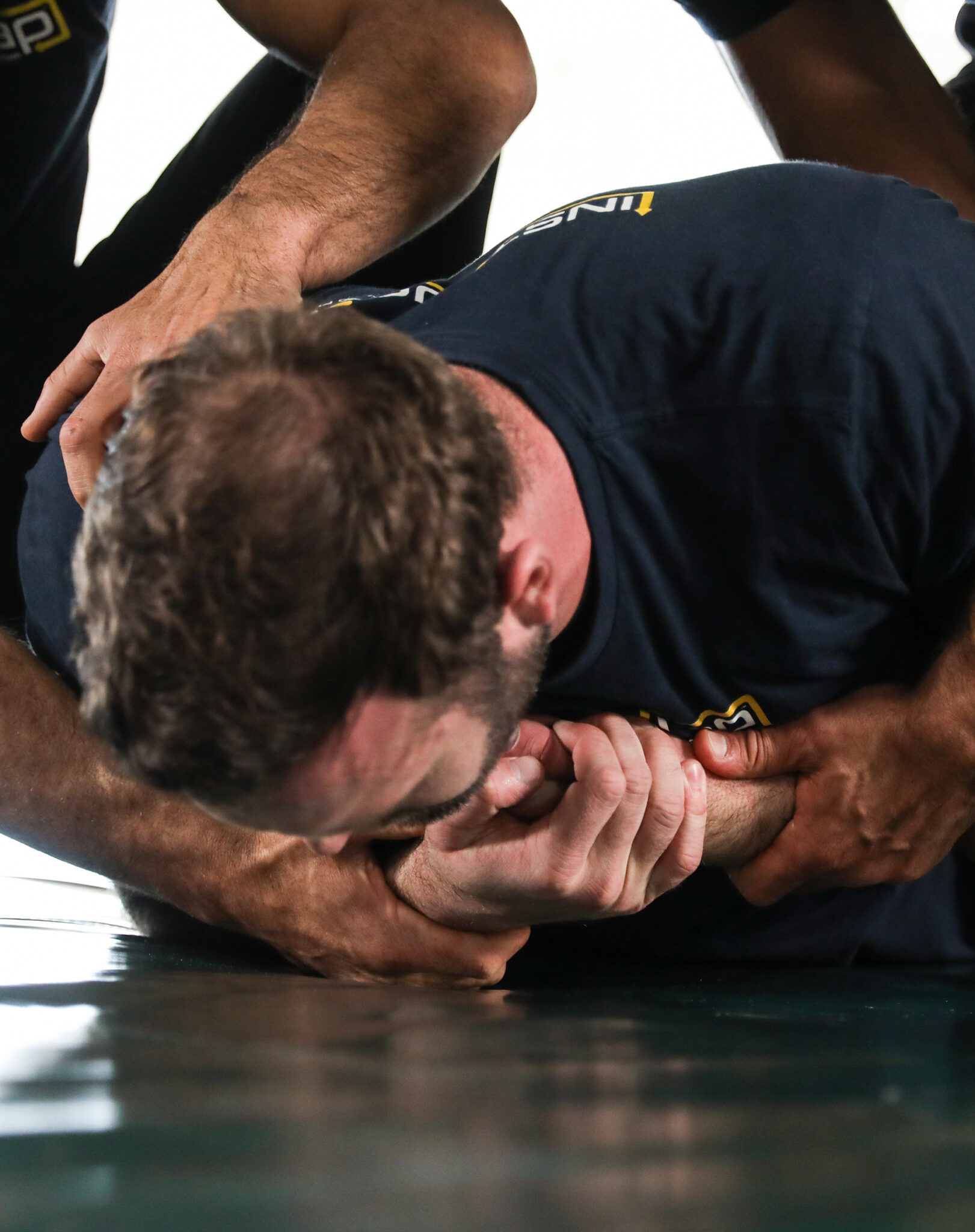 Situazione di allenamento controllata in cui, in posizione prona, le mani finiscono sotto il corpo e non sono visibili.